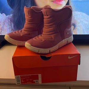 Nike kid snow boots